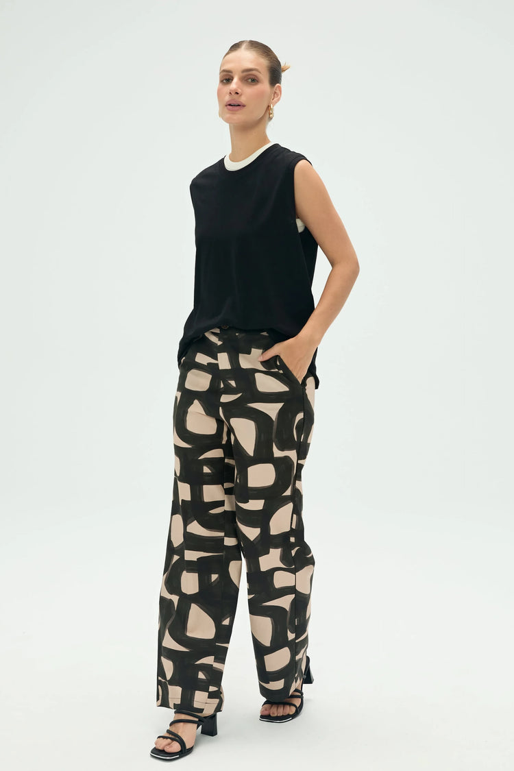 Side view of women’s noir black cotton linen tank showing fluid drape and easy silhouette