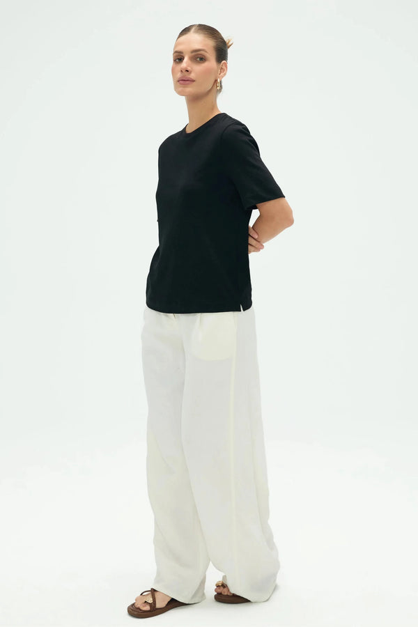 Side view of women’s noir black linen Supima cotton tee showing smooth drape and relaxed silhouette