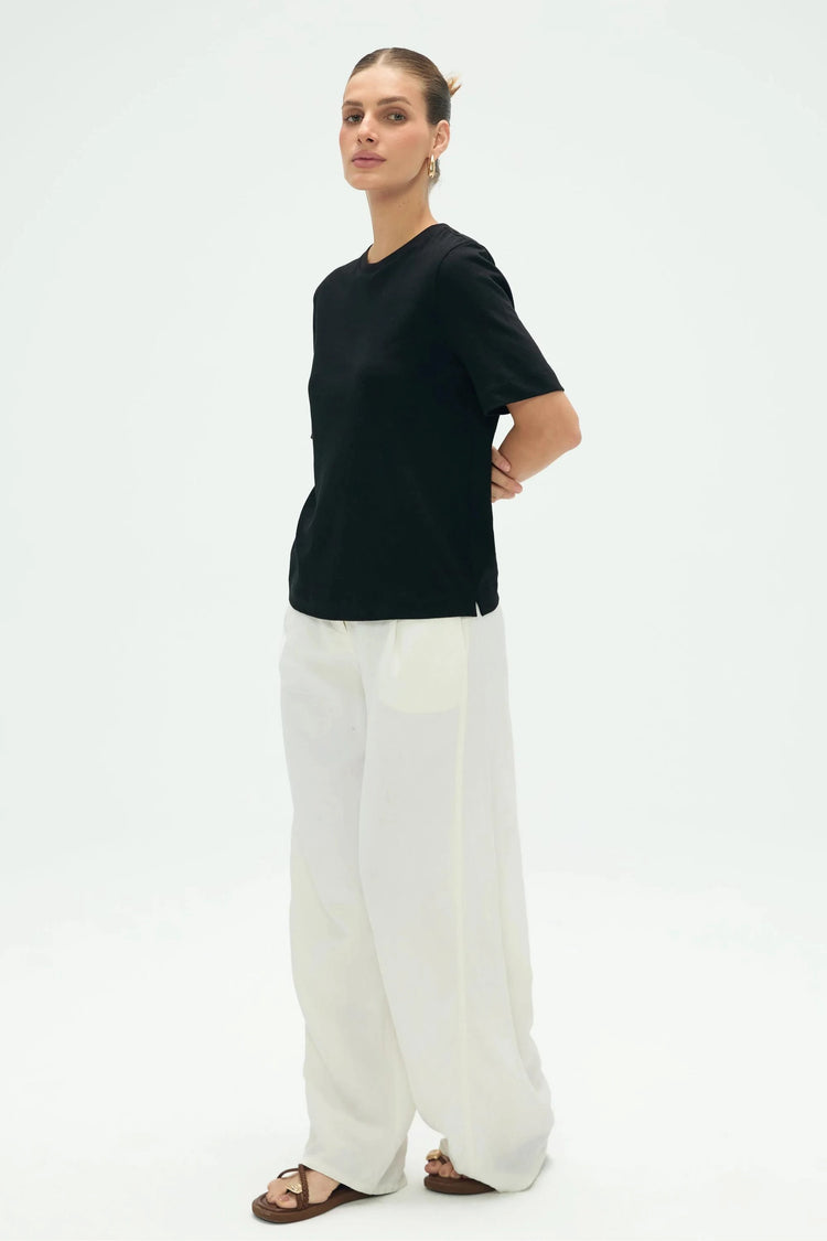Side view of women’s noir black linen Supima cotton tee showing smooth drape and relaxed silhouette