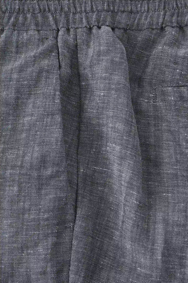 Detail view of the front pocket on men’s heather grey linen-Tencel drawstring trousers.