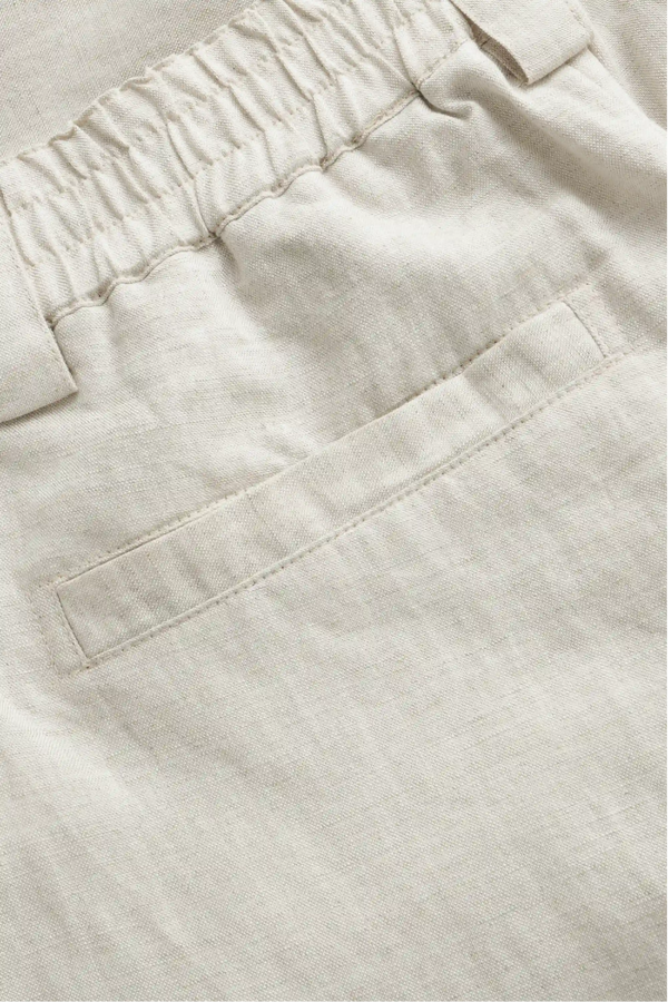 Detail view of the back pocket on men’s driftwood beige linen-Tencel tailored shorts, maintaining a clean tailored look.