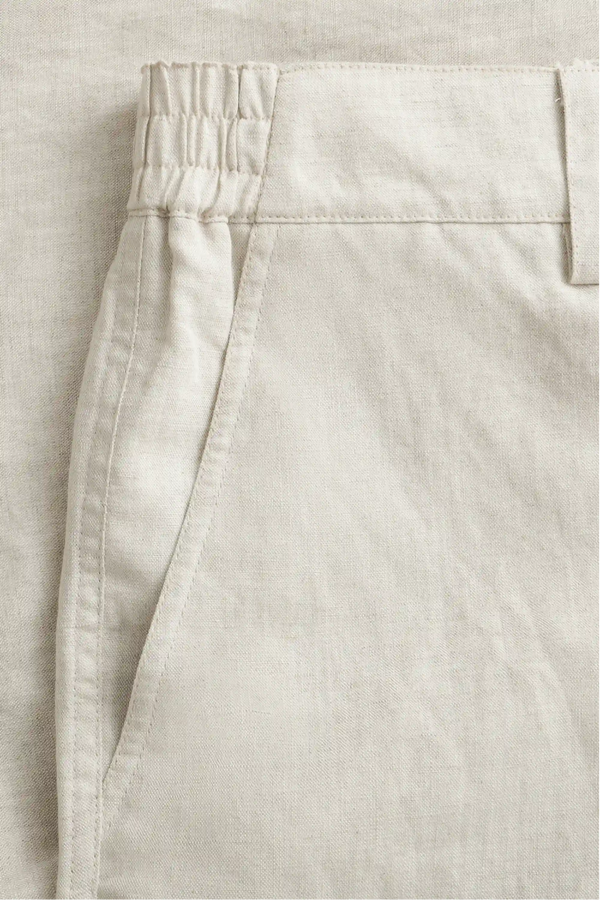 Detail view of the front pocket on men’s driftwood beige linen-Tencel tailored shorts.