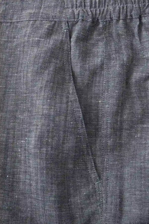 Detail view of the front pocket on men’s heather grey linen-Tencel tailored shorts.